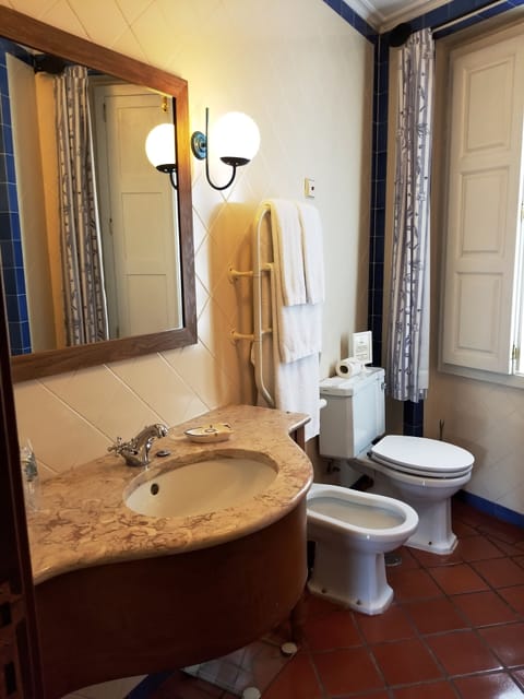 Suite | Bathroom | Combined shower/tub, hair dryer, bidet, towels