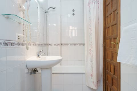 Double or Twin Room | Bathroom | Bathtub, free toiletries, hair dryer, towels