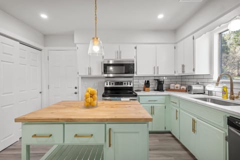 Family House, 3 Bedrooms, Hill View | Private kitchen | Electric kettle