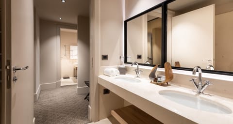 Junior Double Room | Bathroom | Combined shower/tub, rainfall showerhead, designer toiletries