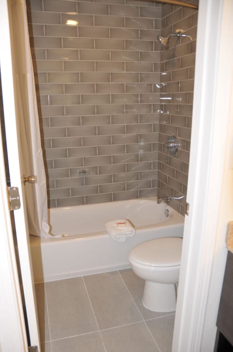 Standard Room, 1 King Bed, Non Smoking | Bathroom | Combined shower/tub, hydromassage showerhead, free toiletries