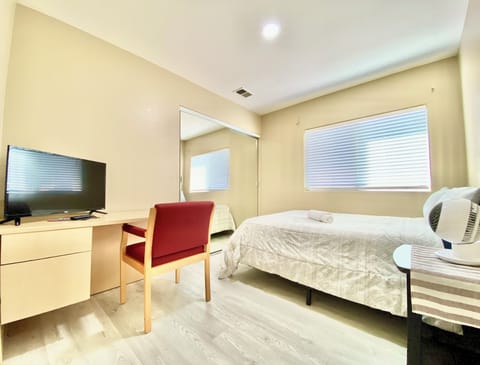 Double Room, 1 Queen Bed, Non Smoking | Desk, laptop workspace, free WiFi