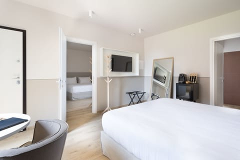 Standard Room | In-room safe, desk, laptop workspace, iron/ironing board