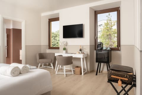 Deluxe Room | In-room safe, desk, laptop workspace, iron/ironing board