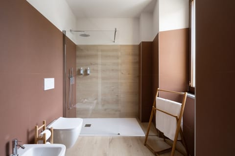 Deluxe Room | Bathroom | Shower, free toiletries, bathrobes, slippers