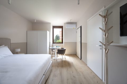 Standard Room | In-room safe, desk, laptop workspace, iron/ironing board