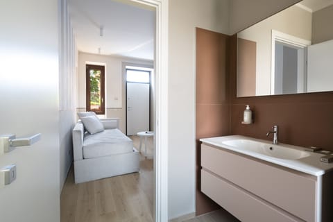 Presidential Room | Bathroom | Shower, free toiletries, bathrobes, slippers