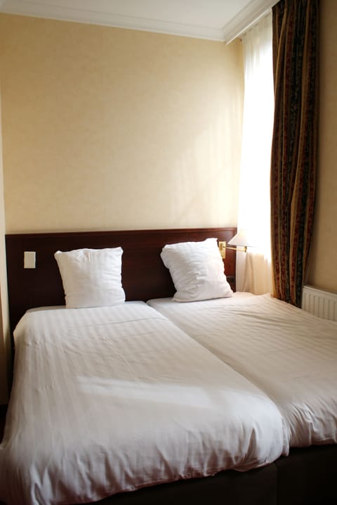 Double Room (Small) | In-room safe, desk, free WiFi, bed sheets