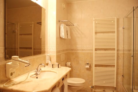 Comfort Double Room | Bathroom | Eco-friendly toiletries, hair dryer, towels