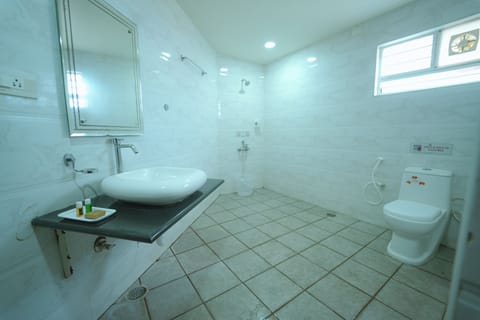 Standard Studio Suite | Bathroom | Shower, towels, soap, shampoo