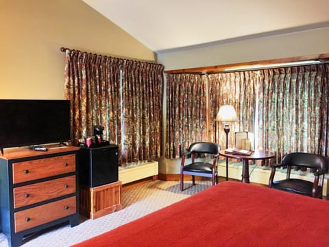 Deluxe Room, 1 King Bed, Mountain View | Desk, soundproofing, iron/ironing board, free cribs/infant beds