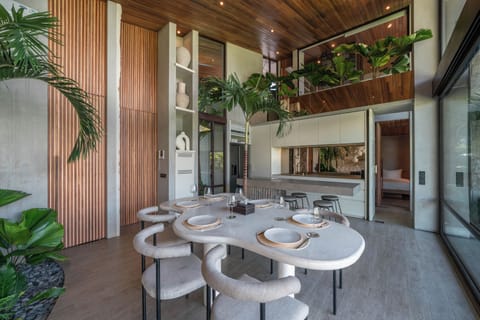 Deluxe Villa, Pool View | Dining room