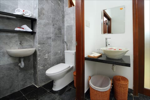 Classic Room, Garden View | Bathroom | Combined shower/tub, hair dryer, slippers, towels