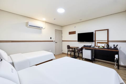 Comfort Double or Twin Room, Courtyard View | Desk, laptop workspace, free WiFi