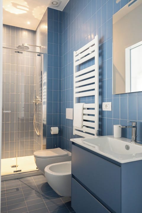 Standard Double Room | Bathroom | Shower, free toiletries, hair dryer, towels