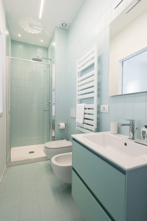 Standard Double Room | Bathroom | Shower, free toiletries, hair dryer, towels