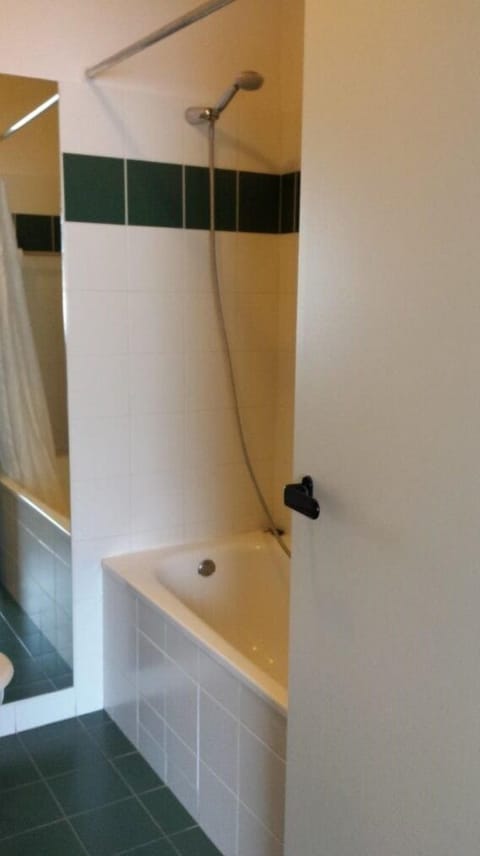 Standard Double Room | Bathroom shower