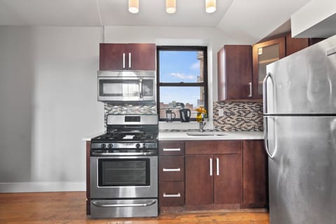 Classic Double Room, City View | Shared kitchen facilities