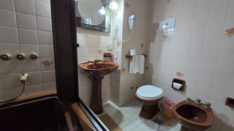 Deluxe Suite, Balcony, City View | Bathroom | Hair dryer, towels, soap, shampoo