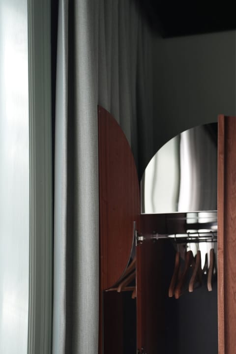 Hypo-allergenic bedding, in-room safe, desk, blackout drapes