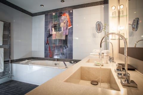 Suite, 1 King Bed | Bathroom | Free toiletries, hair dryer, bathrobes, towels