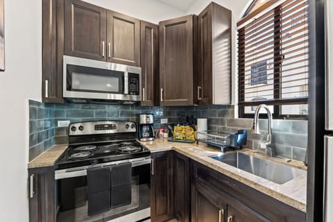 Deluxe Studio Suite, 1 King Bed, Mountain View | Private kitchen | Full-size fridge, oven, stovetop, highchair