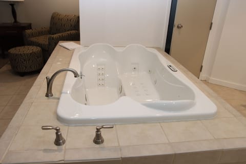 Luxury Suite | Deep soaking bathtub