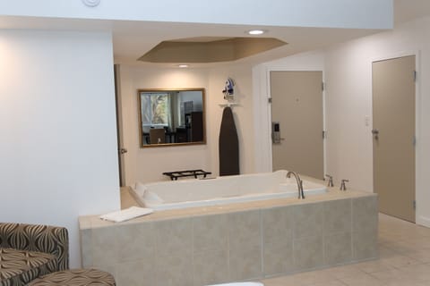 Luxury Suite | Deep soaking bathtub