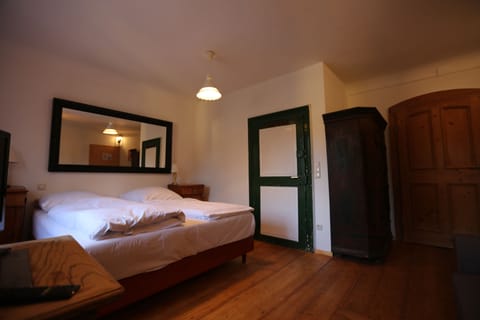 Premium bedding, in-room safe, individually decorated