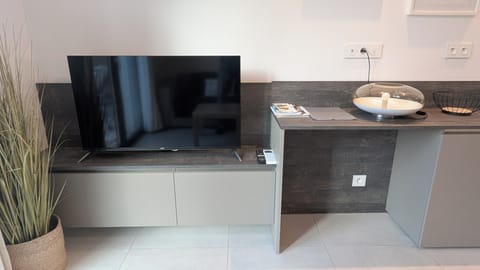 Studio cosy avec Jacuzzi Privatif - Côte d'Azur | Living area | 80-cm Smart TV with digital channels