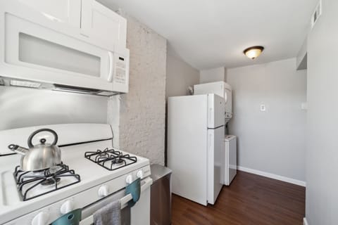 Condo, 1 Bedroom | Private kitchen | Fridge, oven, coffee/tea maker, toaster