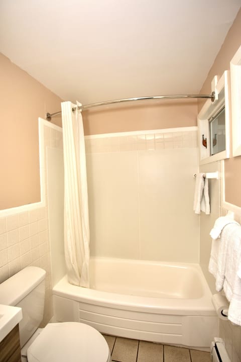 Standard Room, 2 Double Beds, Non Smoking | Bathroom | Combined shower/tub, deep soaking tub, free toiletries, hair dryer