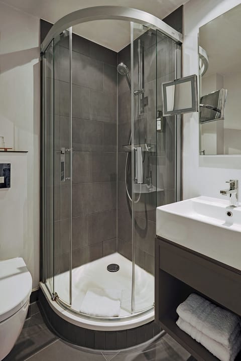 Single Room-Cabin | Bathroom | Shower, free toiletries, hair dryer, towels