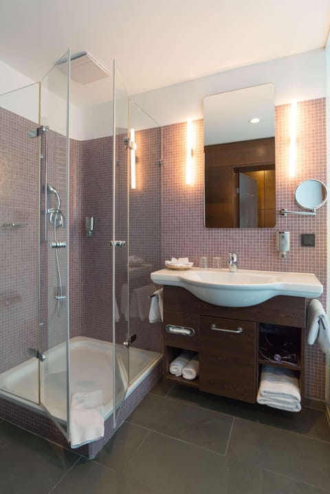 Business Double Room | Bathroom | Shower, eco-friendly toiletries, hair dryer, towels