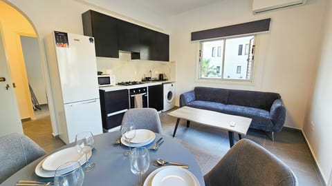 Comfort Apartment, Patio, City View | In-room dining