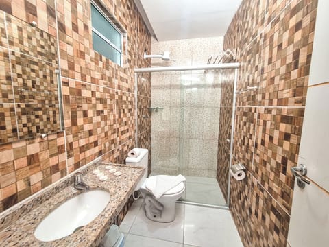 Apartment (2 Quartos) | Bathroom | Shower, hair dryer, towels, soap