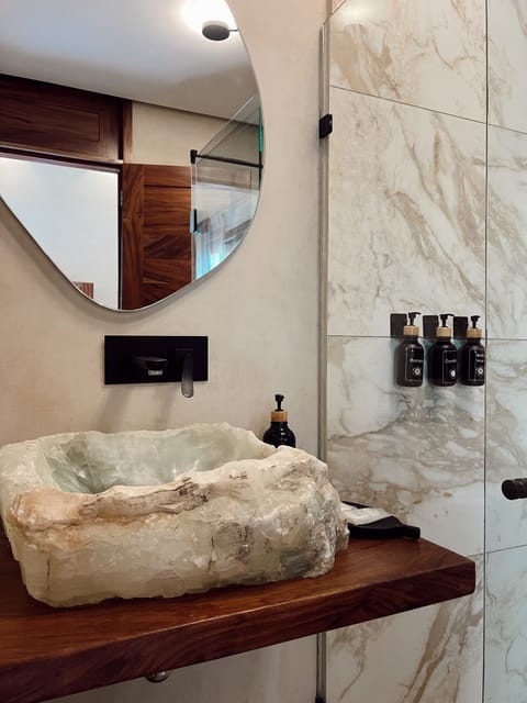 Comfort Room, 1 King Bed, Balcony, Garden View | Bathroom | Shower, rainfall showerhead, free toiletries, hair dryer