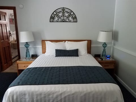 Room, 1 Queen Bed | Blackout drapes, soundproofing, free WiFi, bed sheets