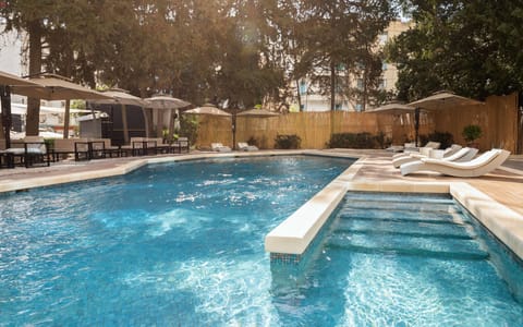 Outdoor pool, sun loungers