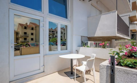 Premium Apartment, Courtyard View | Terrace/patio