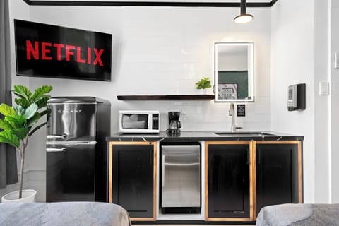 Deluxe Studio Suite | Private kitchenette | Mini-fridge, microwave, cookware/dishes/utensils, paper towels