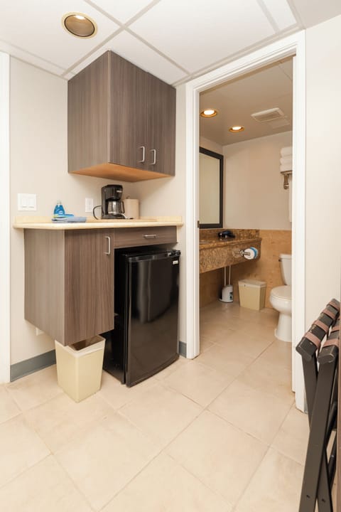 Comfort Studio | Bathroom | Combined shower/tub, free toiletries, hair dryer, towels