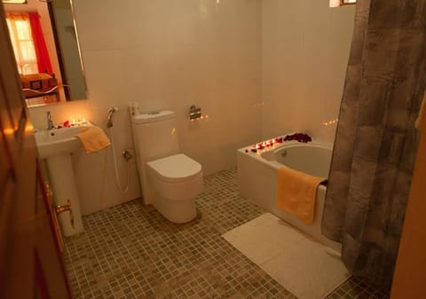 Superior Quadruple Room | Bathroom