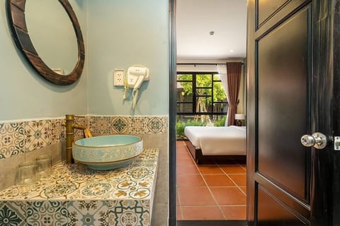 Superior Villa | Bathroom | Shower, hair dryer, towels, soap