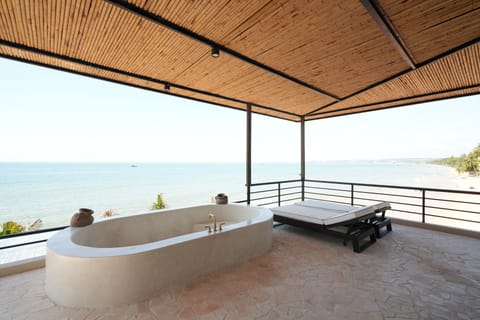 Luxury Room, Beach View | Deep soaking bathtub