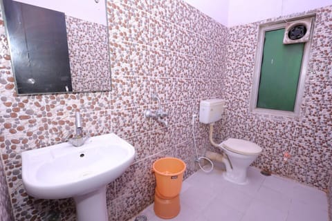 Basic Double Room, City View | Bathroom | Shower, towels, soap, shampoo