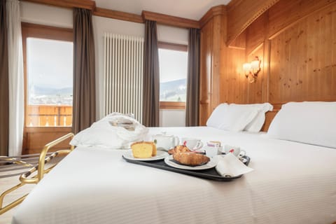 Deluxe Room, Mountain View | Desk, laptop workspace, free WiFi