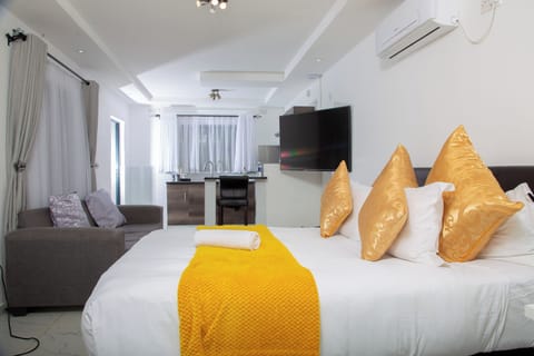 Deluxe Studio Suite, Garden View | In-room safe, desk, iron/ironing board, free WiFi