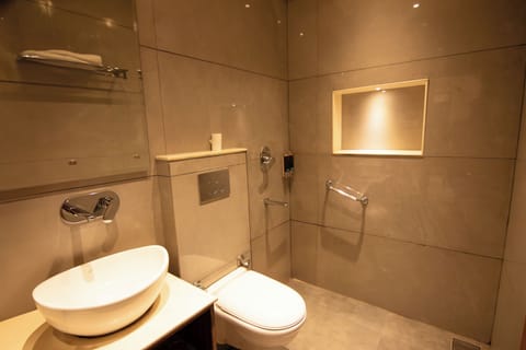 Deluxe Room, 1 Bedroom, Non Smoking | Bathroom | Shower, free toiletries, hair dryer, slippers