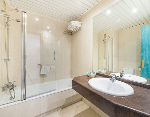 Blackout drapes, free WiFi, bed sheets